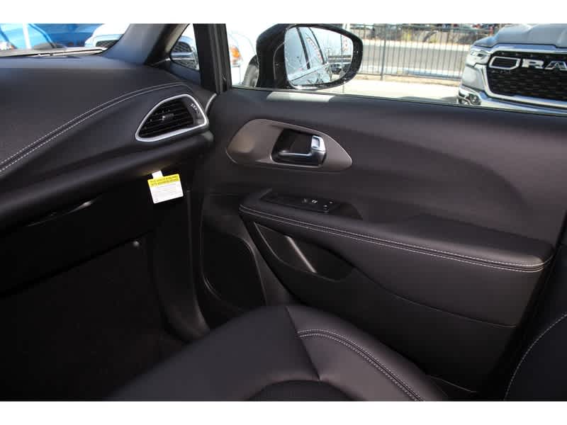 2025 Chrysler Pacifica photo 20