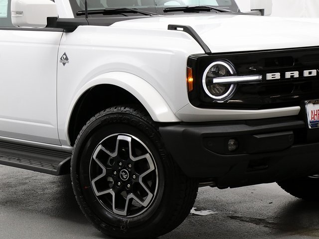 2025 Ford Bronco Outer Banks photo 3