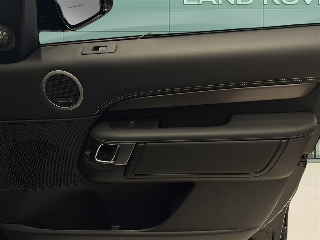 2025 Land Rover Discovery Metropolitan Edition photo 8