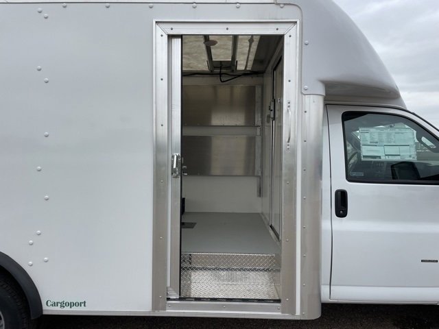 2023 Gmc Savana Cutaway 3500 photo 16
