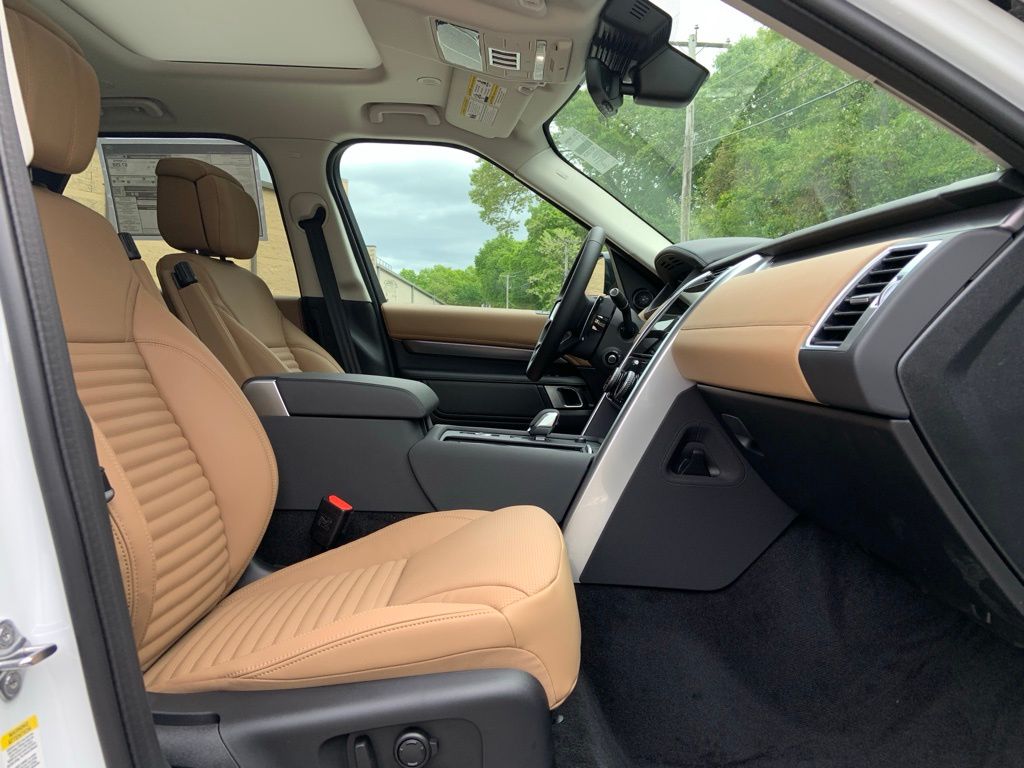 2025 Land Rover Discovery Metropolitan Edition photo 14