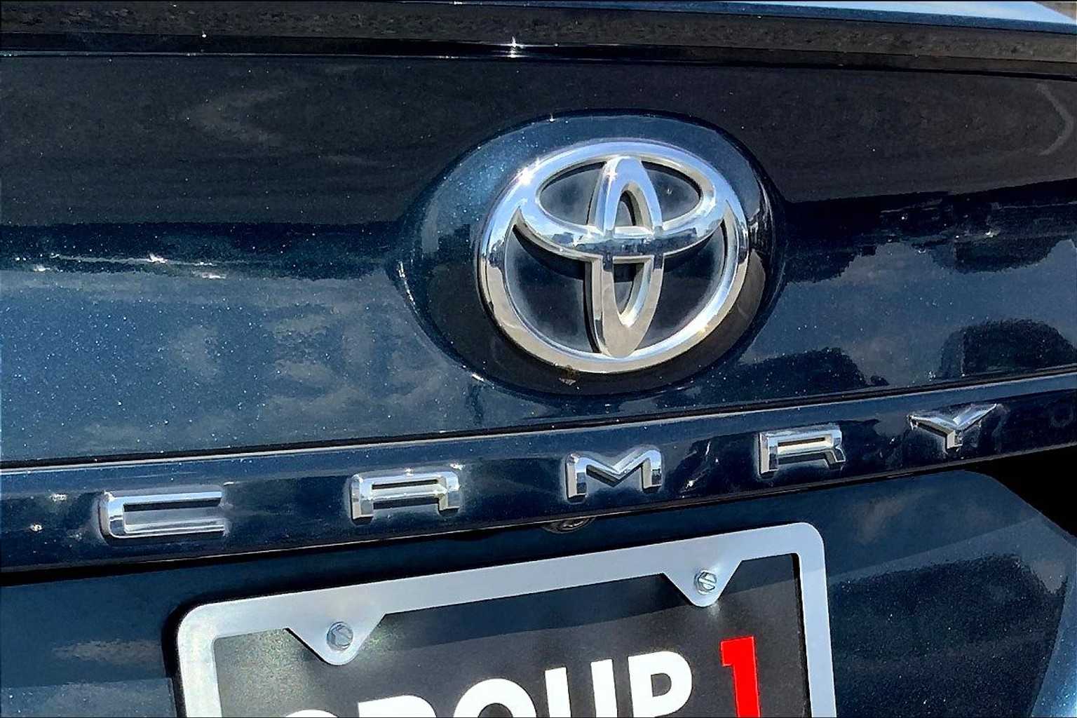 2020 Toyota Camry SE photo 8