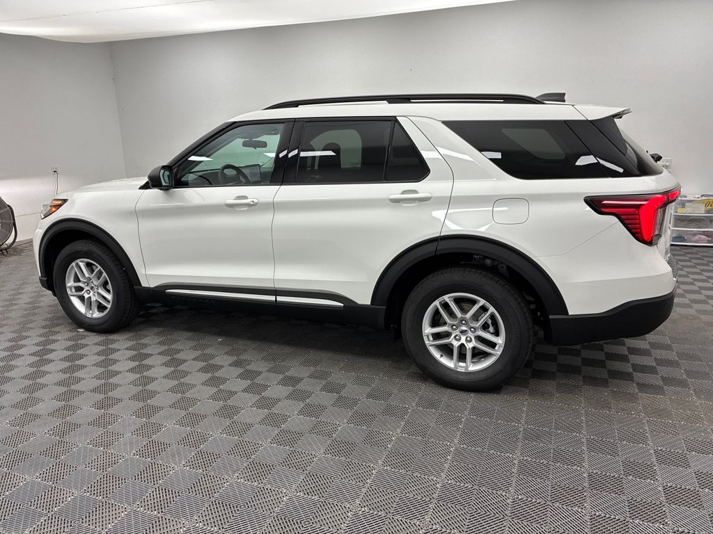 2025 Ford Explorer photo 3