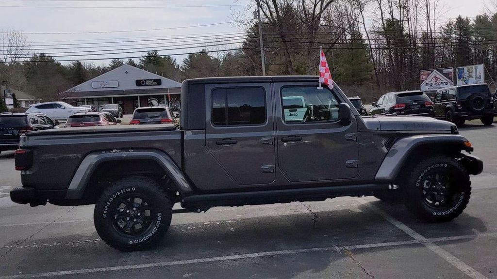 2025 Jeep Gladiator Willys photo 3
