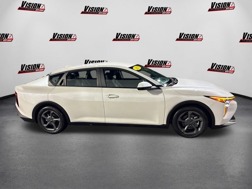 2025 Kia K4 LXS photo 4