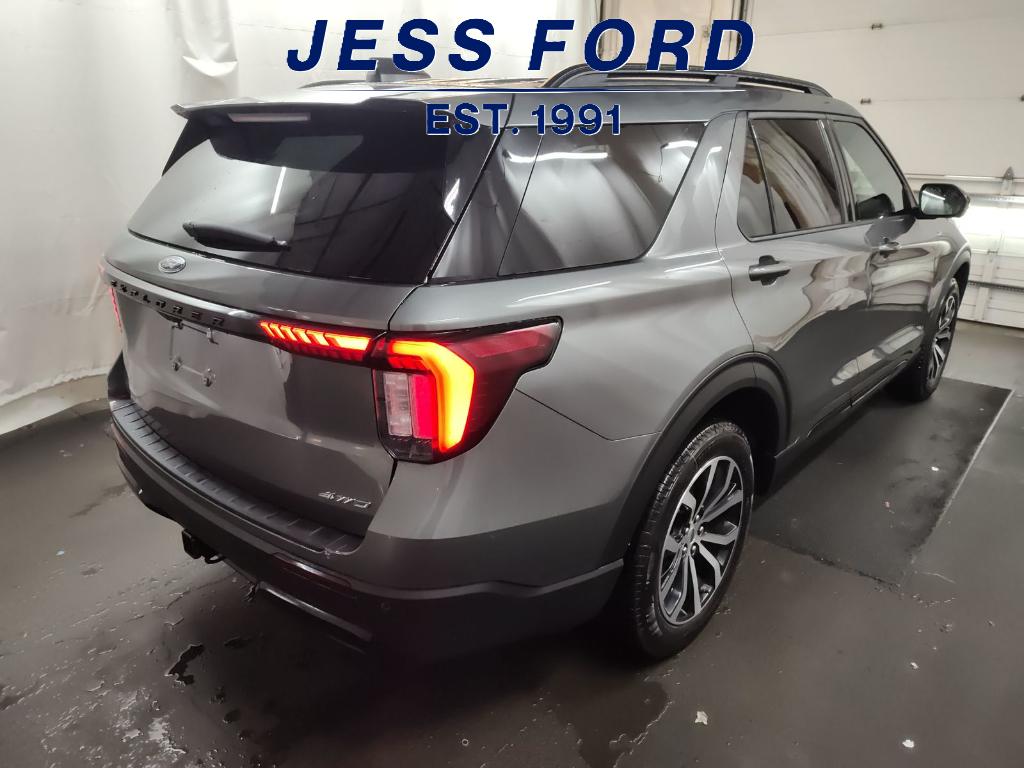 2025 Ford Explorer ST-Line photo 2