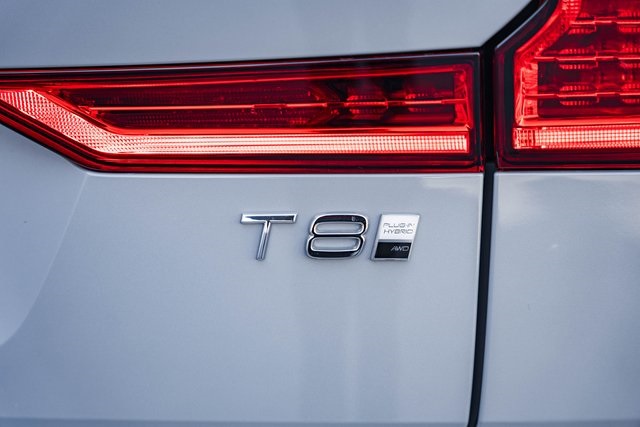 2025 Volvo XC60 Hybrid T8 Plus photo 8