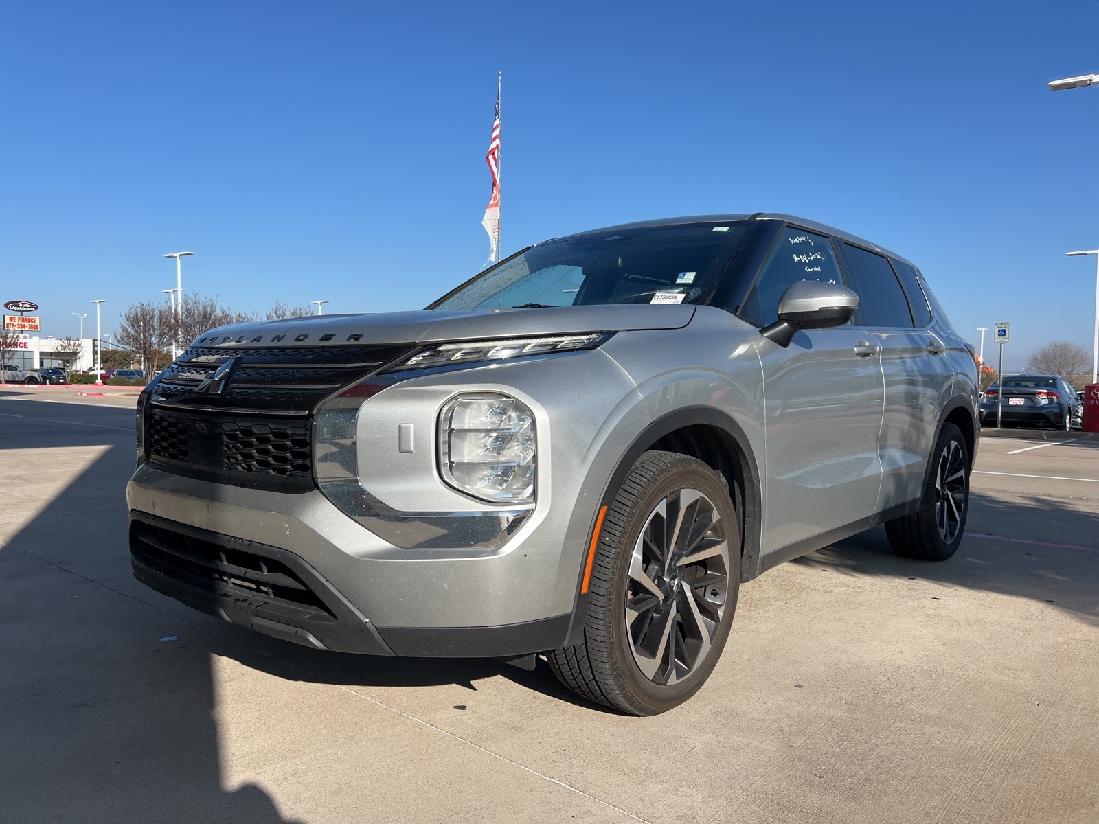 2022 Mitsubishi Outlander ES's photo