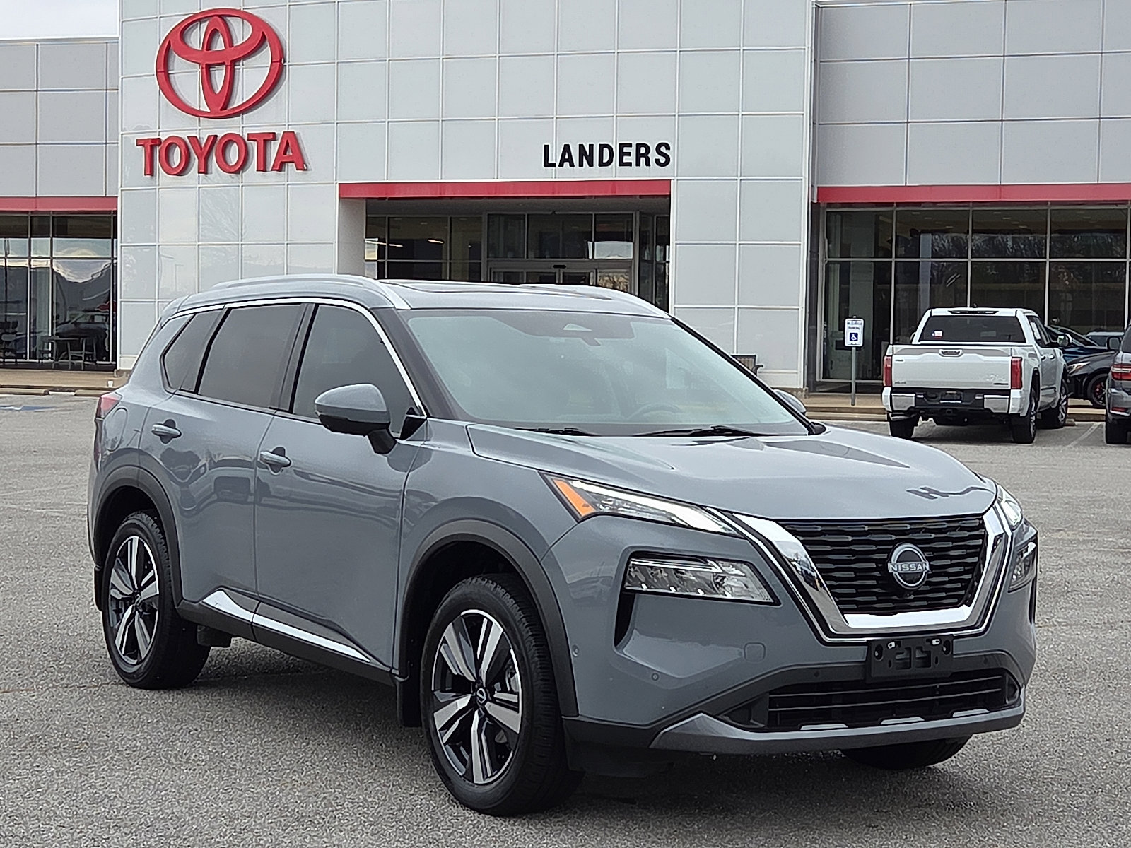 2023 Nissan Rogue SL's photo