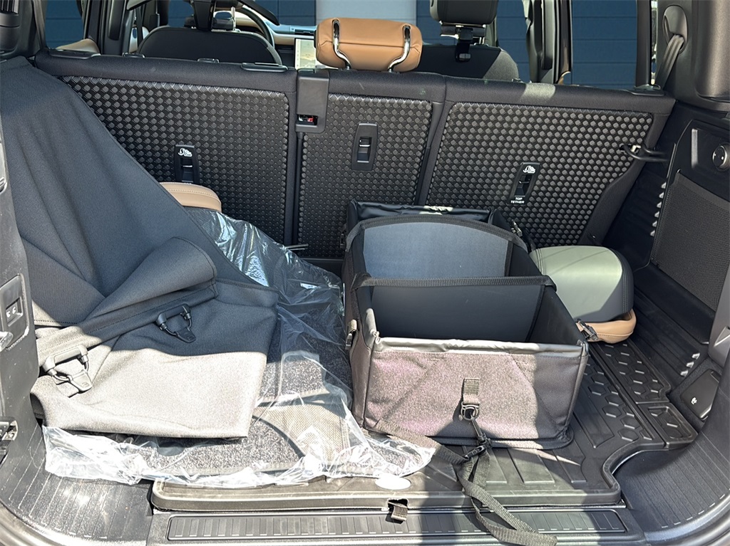 2025 Land Rover Defender 110 V8 photo 9