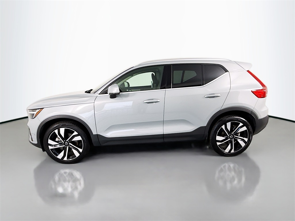 2025 Volvo XC40 Plus photo 2