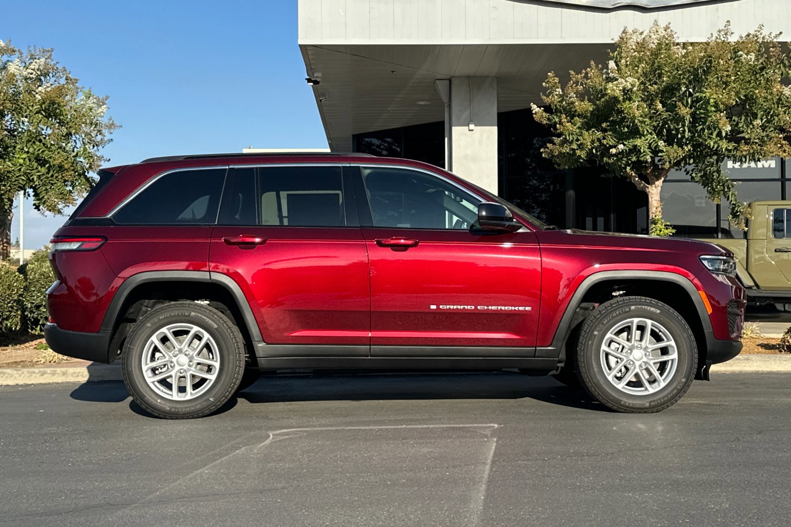 2025 Jeep Grand Cherokee Laredo X photo 3