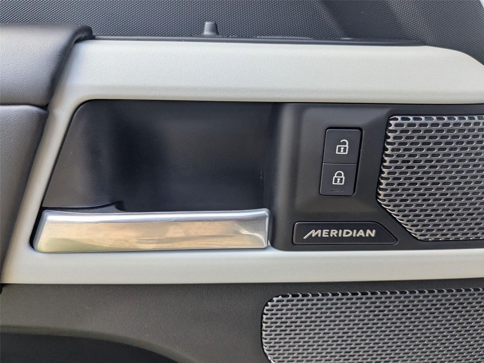 2024 Land Rover Defender X-Dynamic SE photo 12