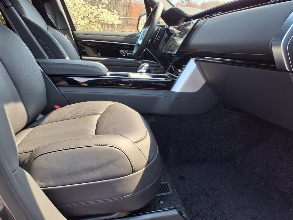 2025 Land Rover Range Rover SE photo 3