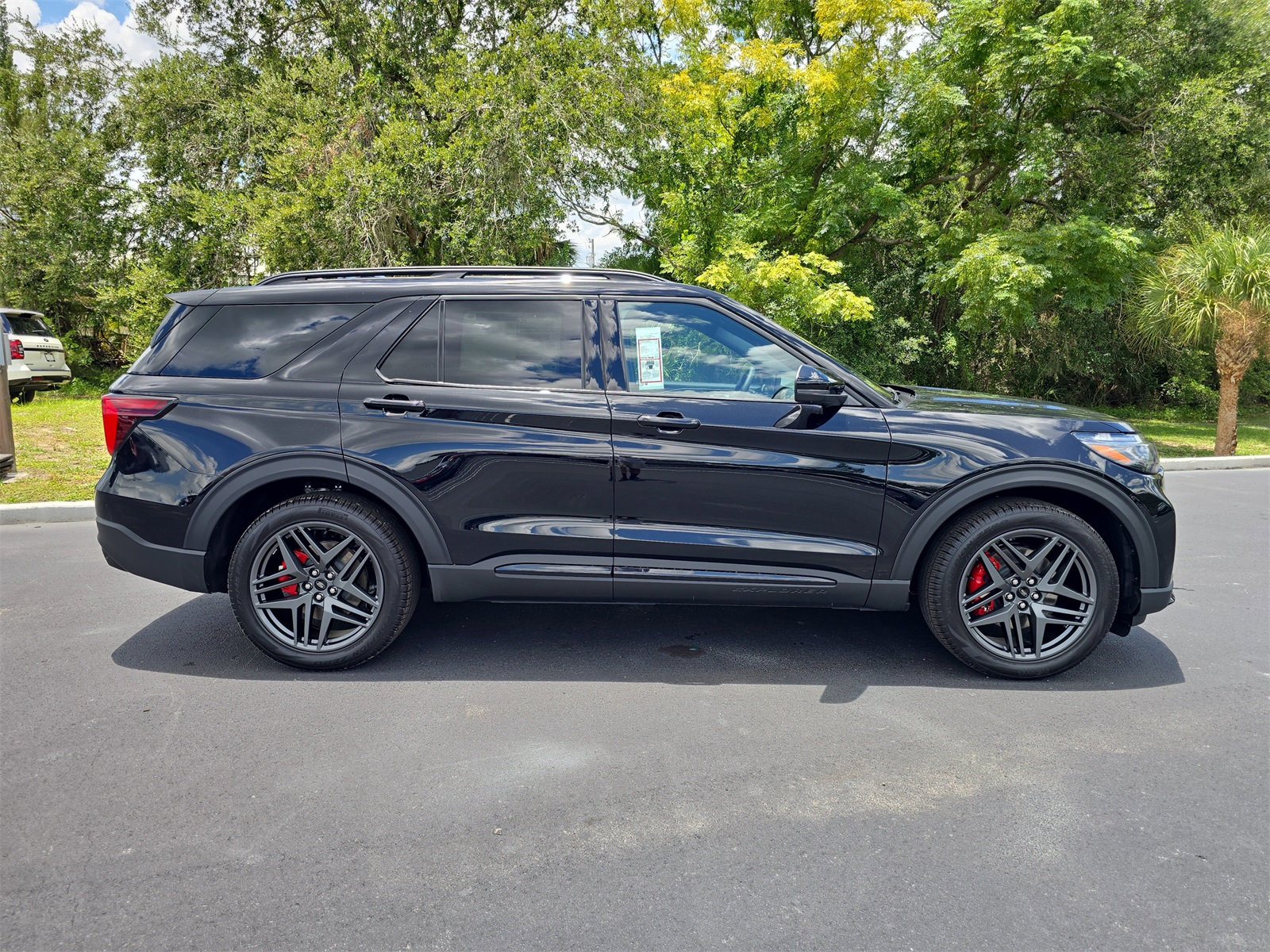 2025 Ford Explorer ST photo 3