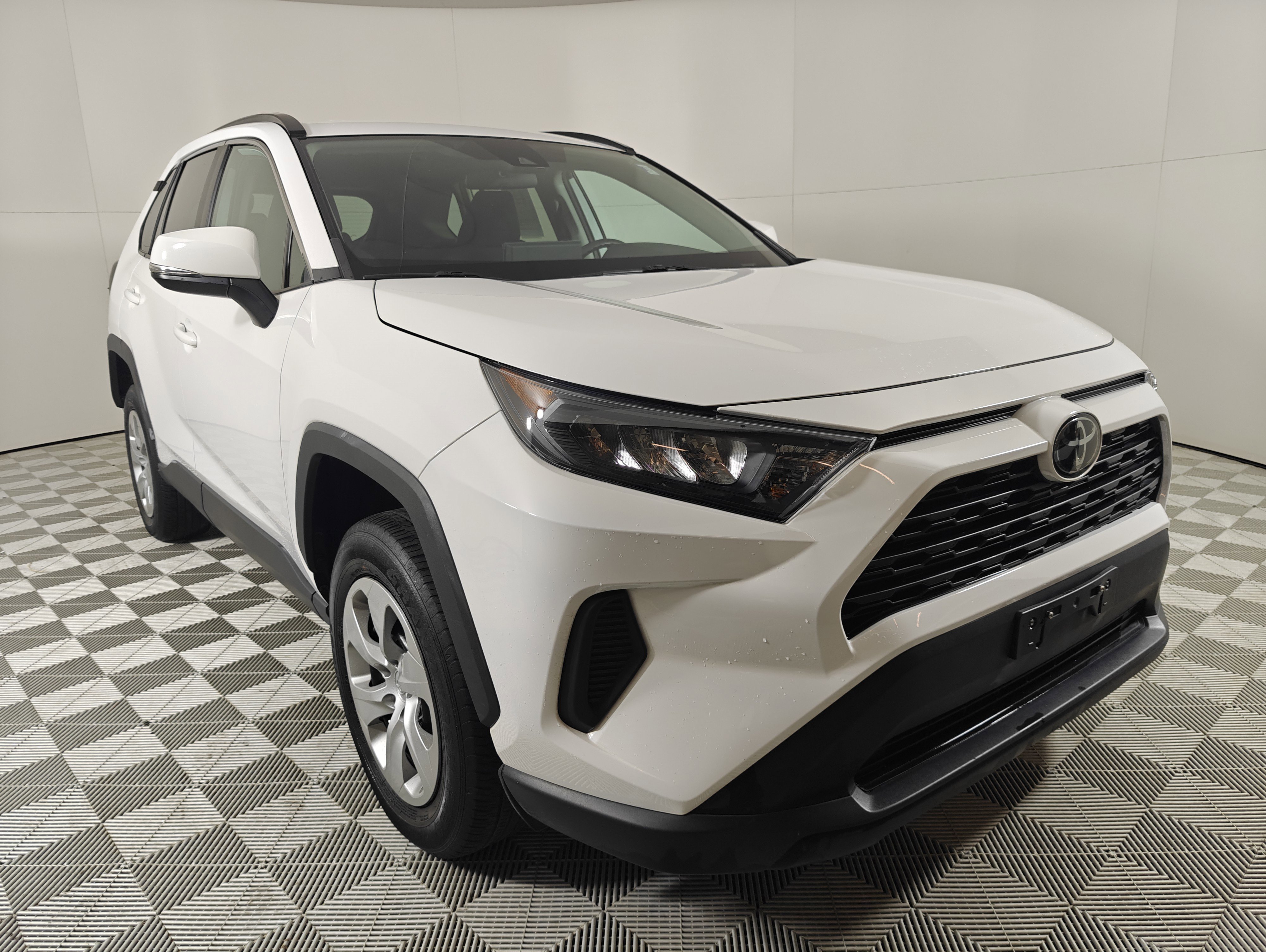 2020 Toyota RAV4 LE's photo
