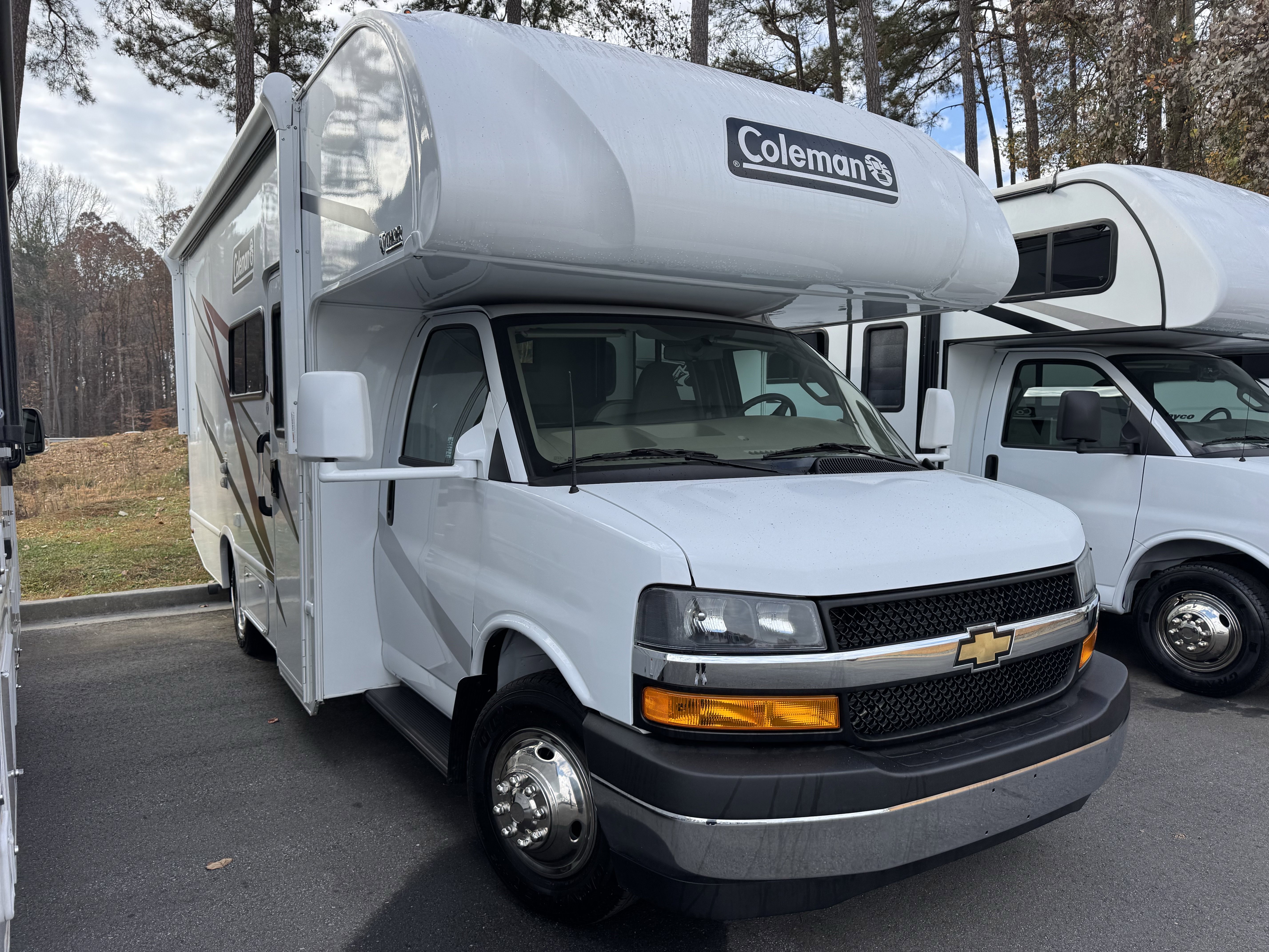 2023 Chevrolet Express Cutaway Base's photo