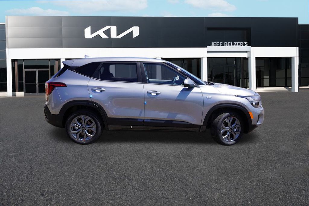 2026 Kia Seltos LX photo 2