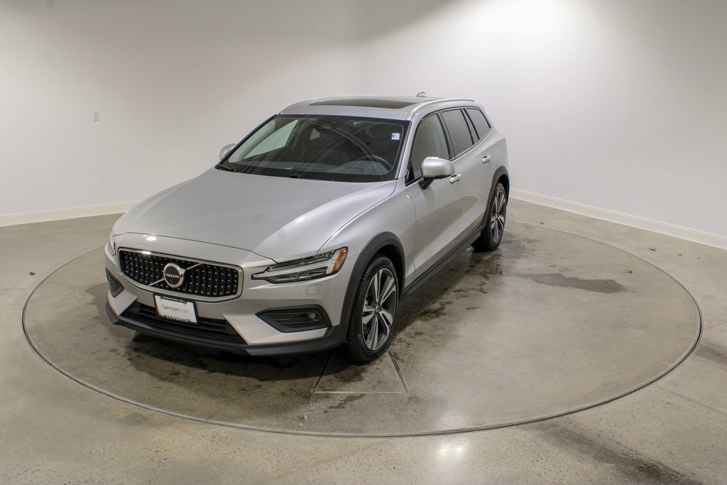 2025 Volvo V60 Cross Country Plus's photo