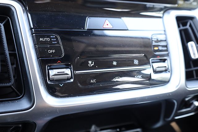 2022 Kia Sorento S photo 19