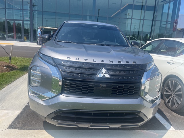 2023 Mitsubishi Outlander SE photo 2