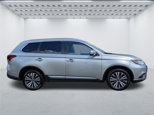 2020 Mitsubishi Outlander photo 2