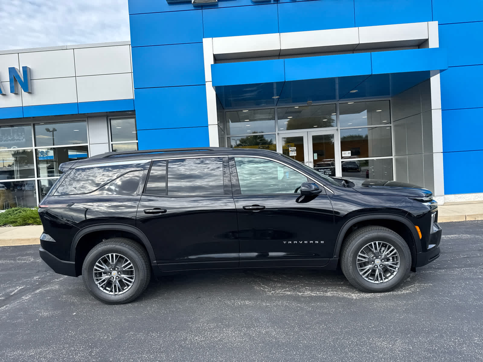 2026 Chevrolet Traverse photo 3