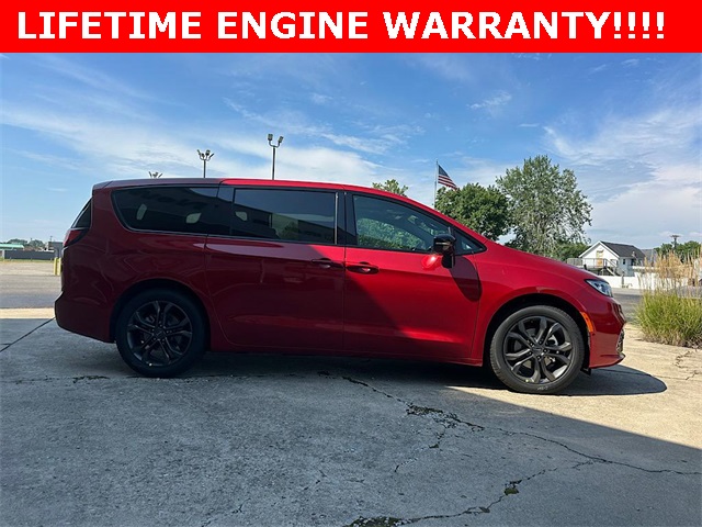 2026 Chrysler Pacifica photo 3