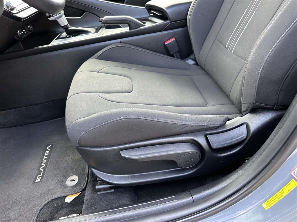 2022 Hyundai Elantra SEL photo 15