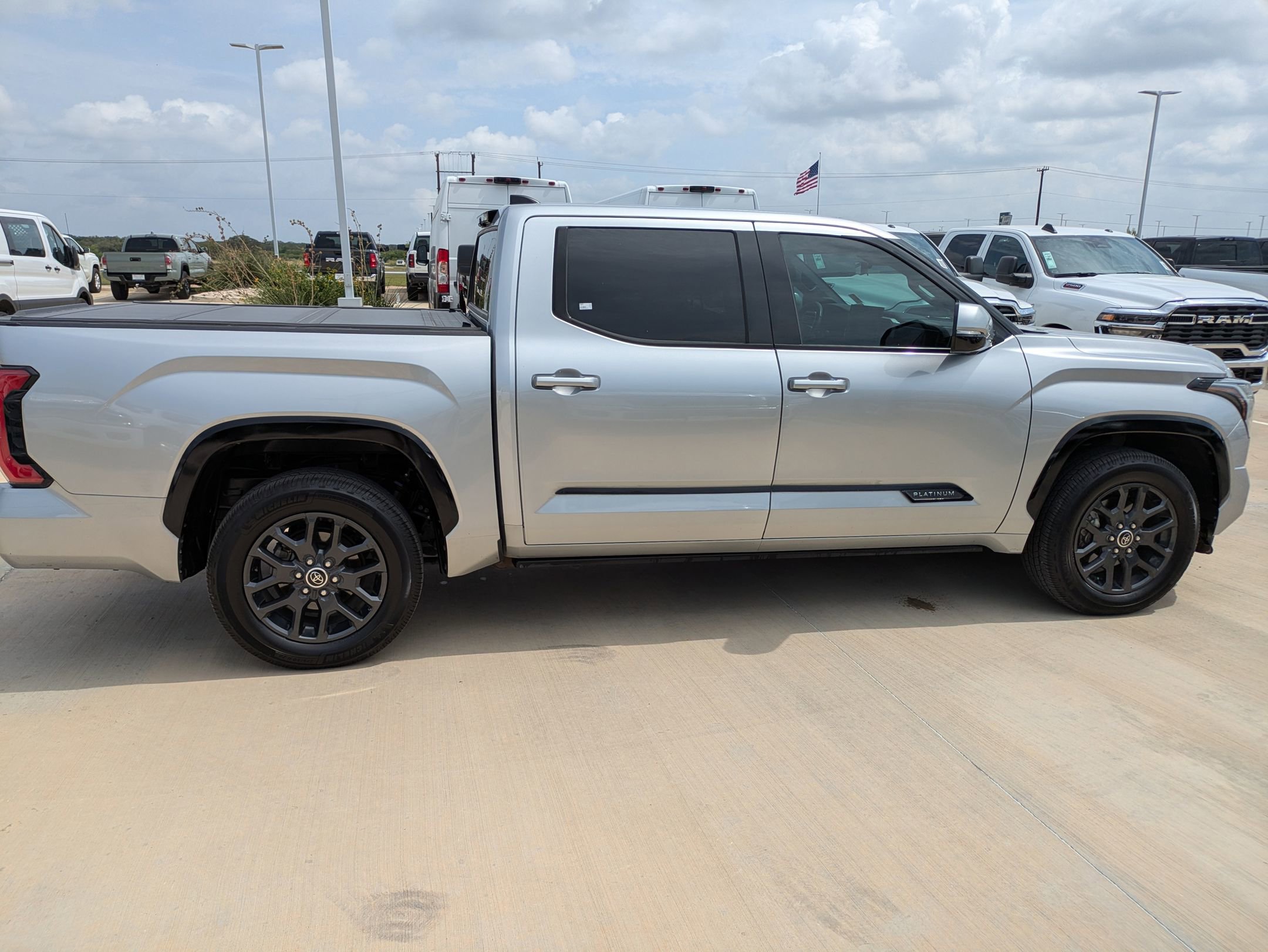 2023 Toyota Tundra Platinum photo 2