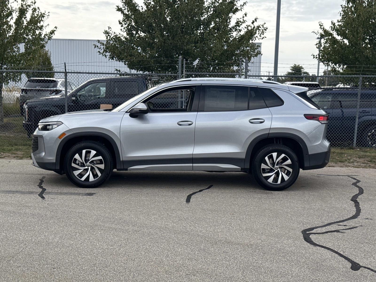 2025 Volkswagen Tiguan S photo 2