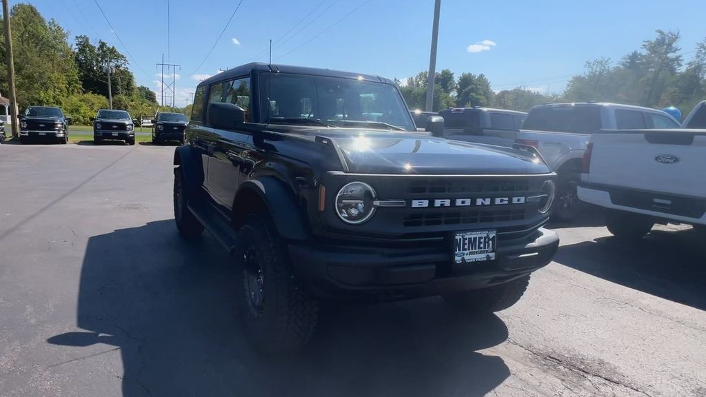2025 Ford Bronco Base photo 3