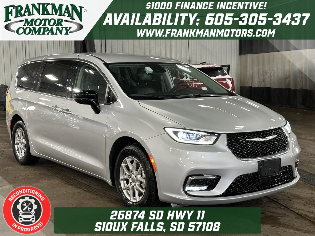 2024 Chrysler Pacifica Touring L's photo