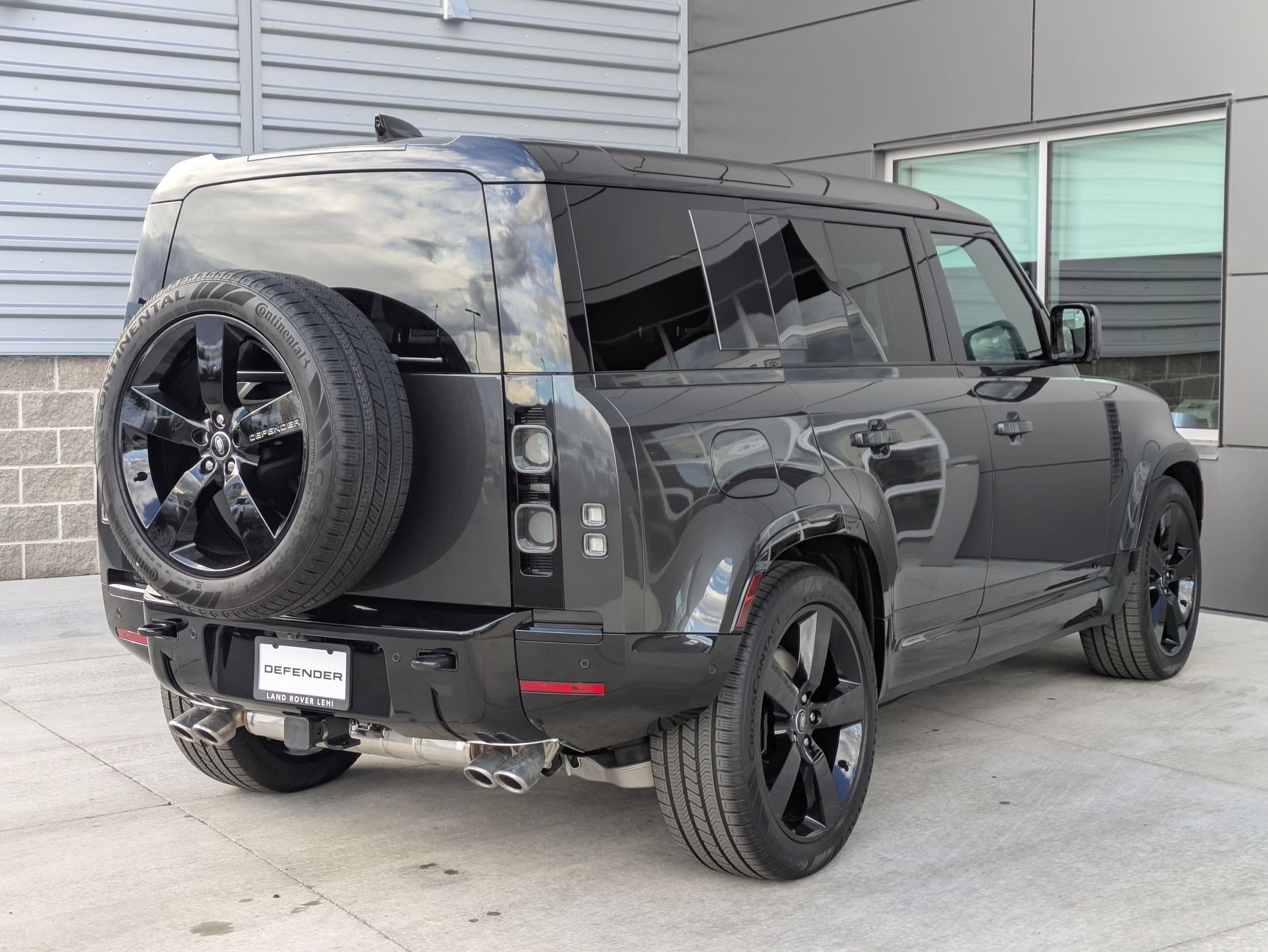 2025 Land Rover Defender 110 V8 photo 3