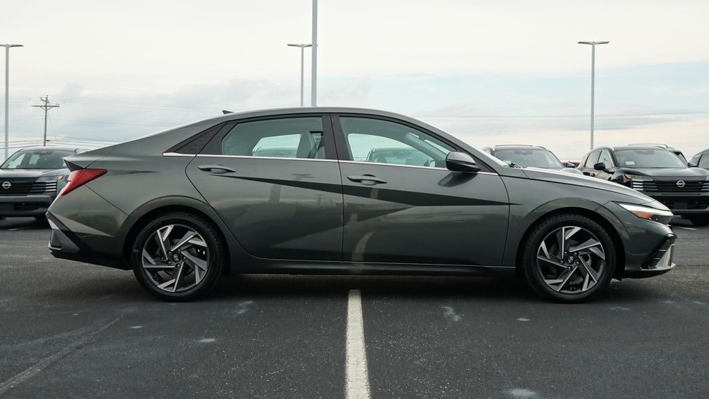 2024 Hyundai Elantra Limited photo 2