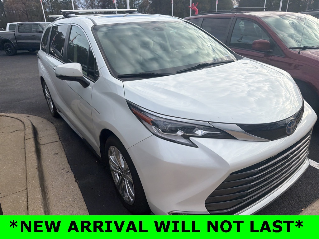 2022 Toyota Sienna Platinum's photo