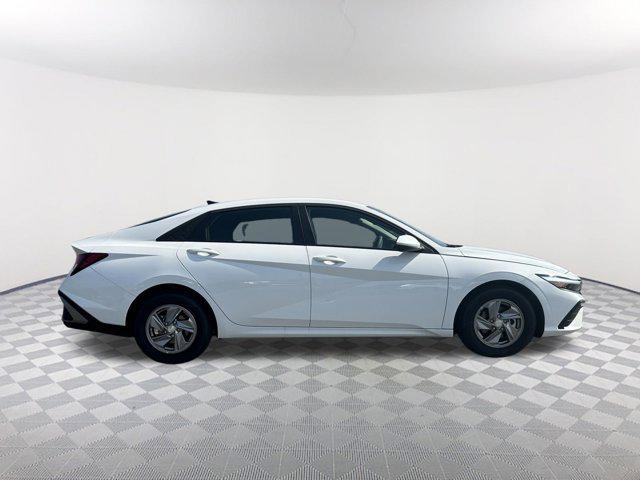 2025 Hyundai Elantra SE photo 4