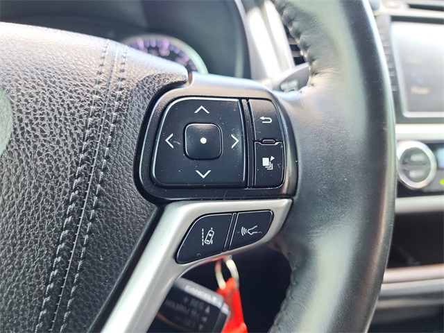 2019 Toyota Highlander LE Plus photo 24