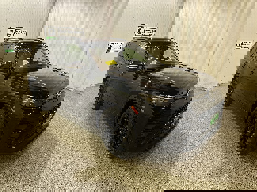 2026 Volkswagen Tiguan SE R-LINE BLACK's photo