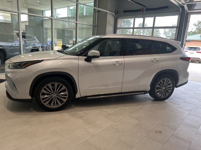 2022 Toyota Highlander Platinum photo 3