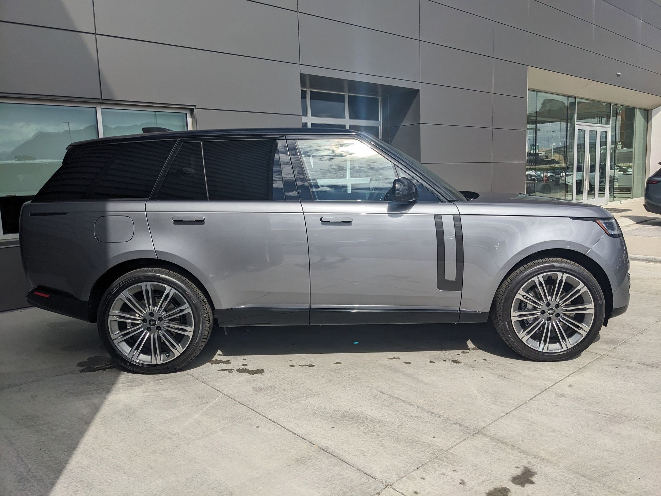 2025 Land Rover Range Rover SE photo 4