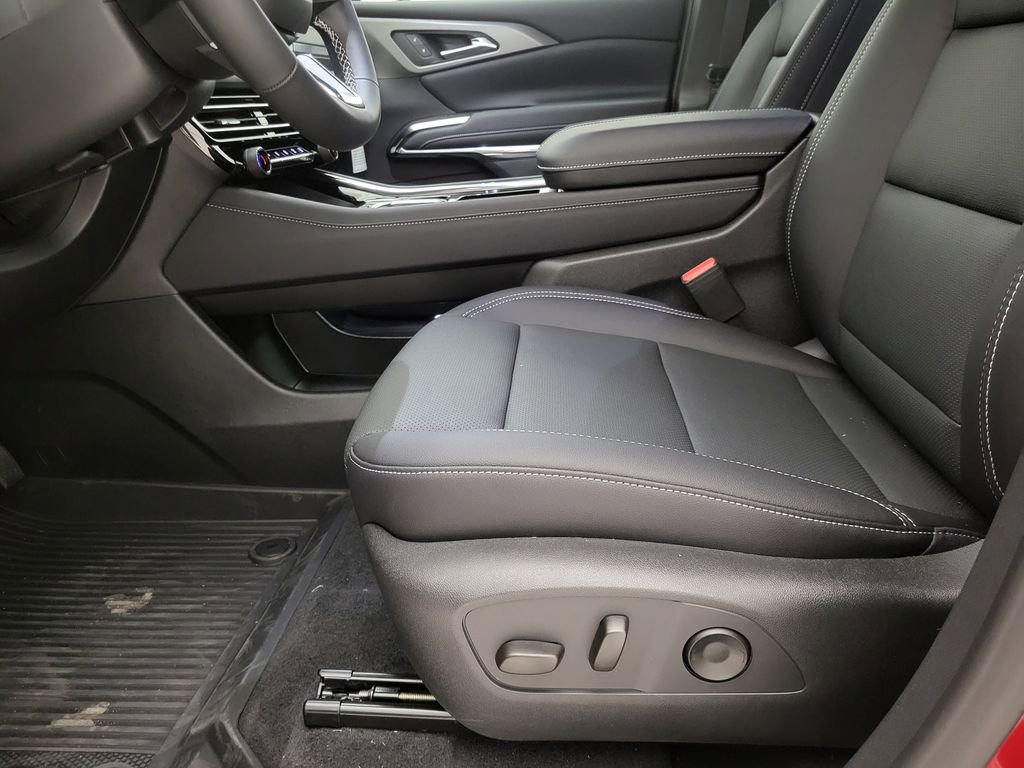 2025 Chevrolet Traverse photo 3