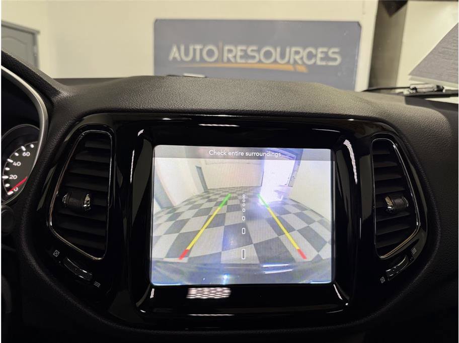 Used 2019 Diamond Black Crystal Pearlcoat Jeep Limited image 43