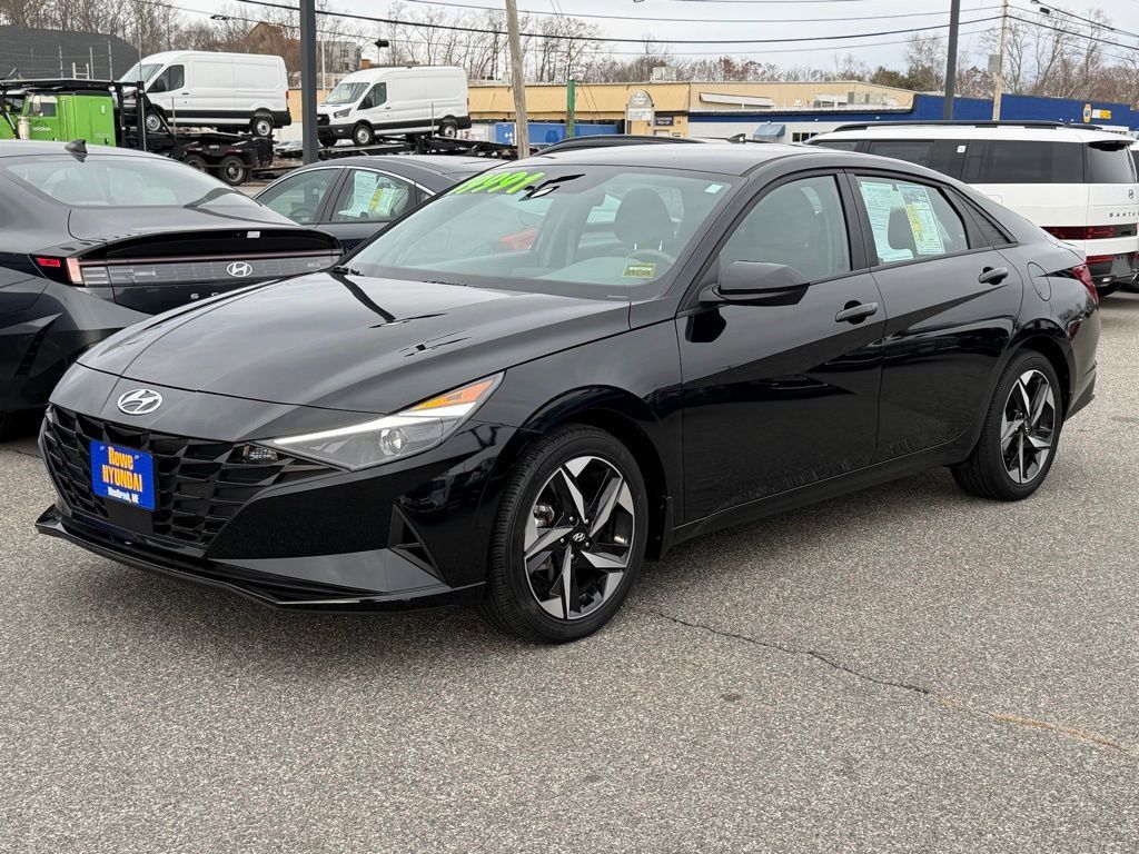 2023 Hyundai Elantra SEL photo 3