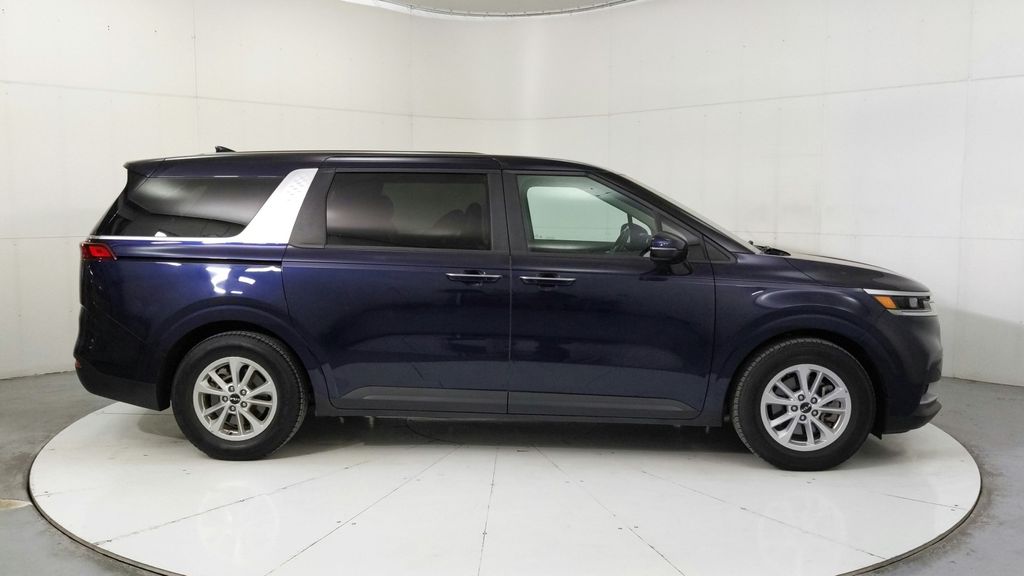 2024 Kia Carnival LX photo 7