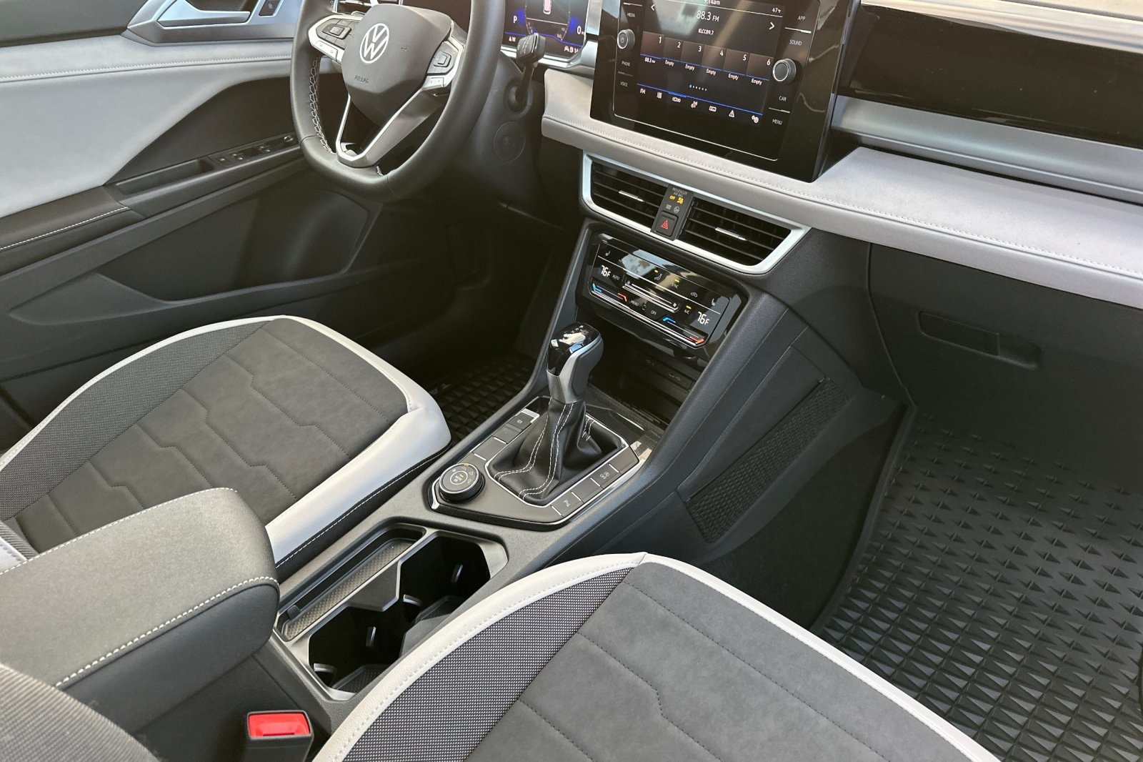 2025 Volkswagen Taos SE photo 15