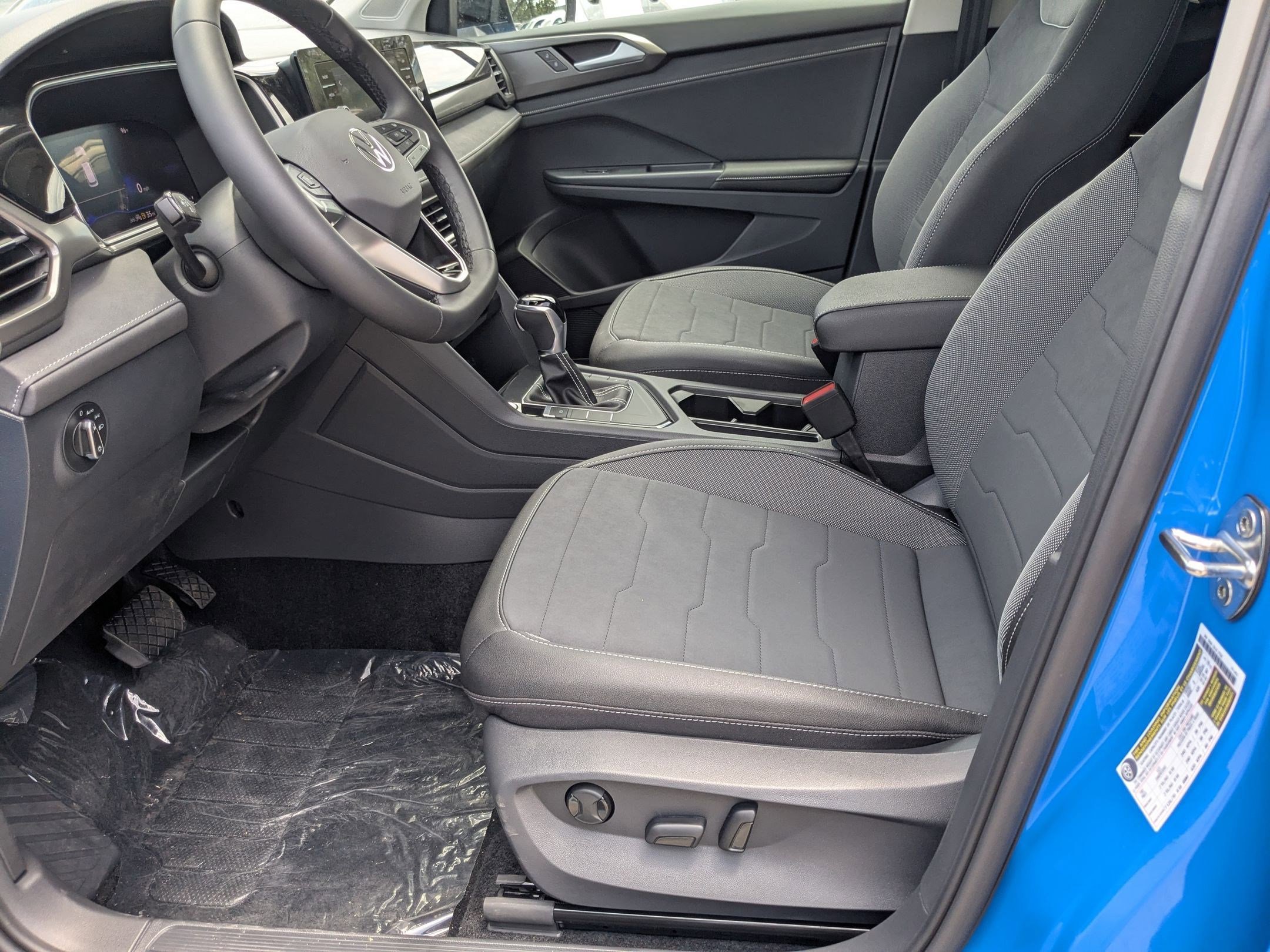 2025 Volkswagen Taos SE photo 2