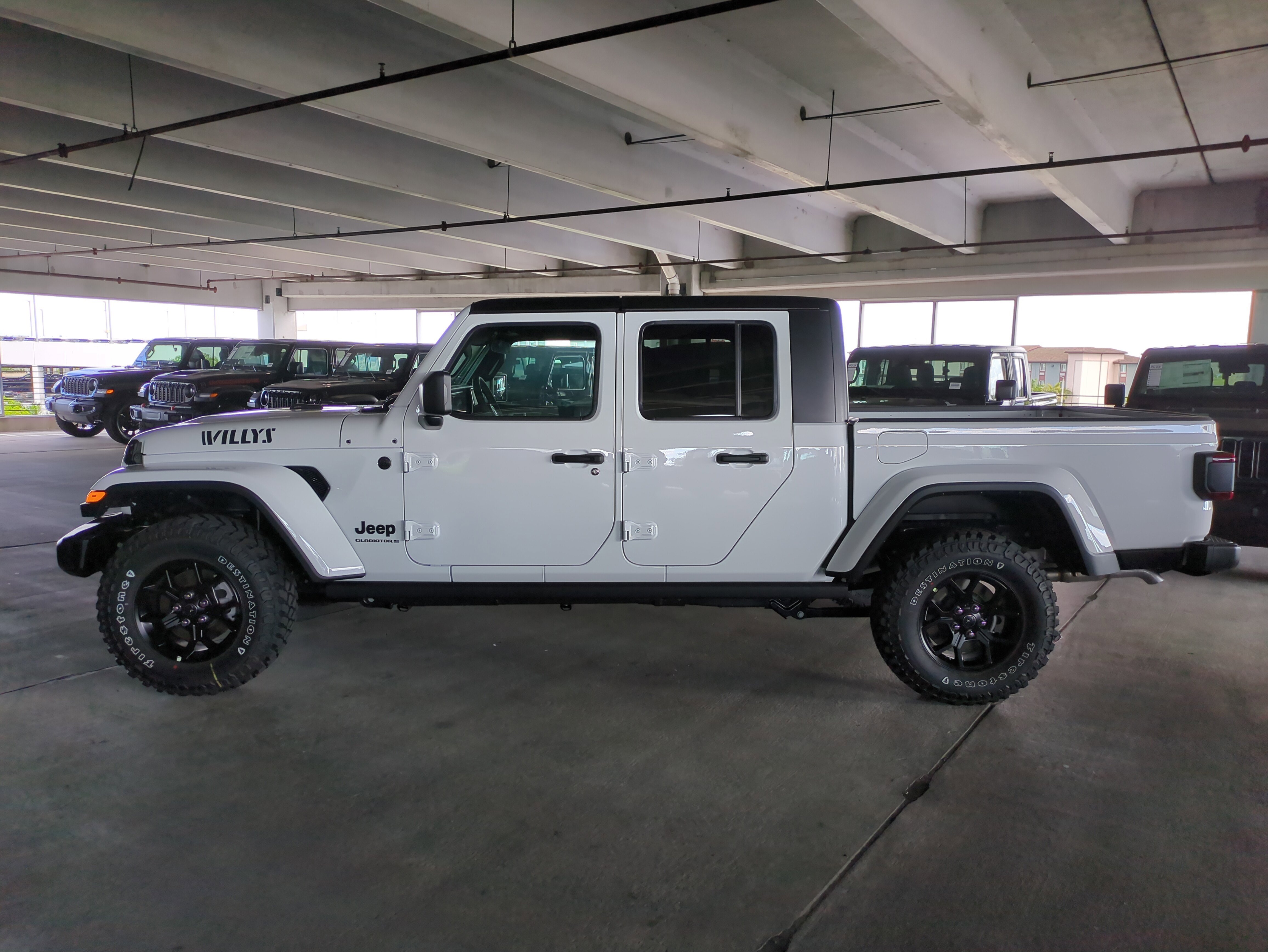 2025 Jeep Gladiator Willys photo 2