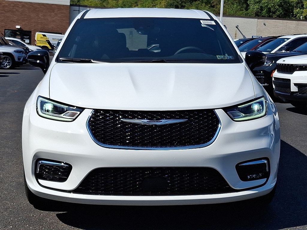 2026 Chrysler Pacifica photo 2