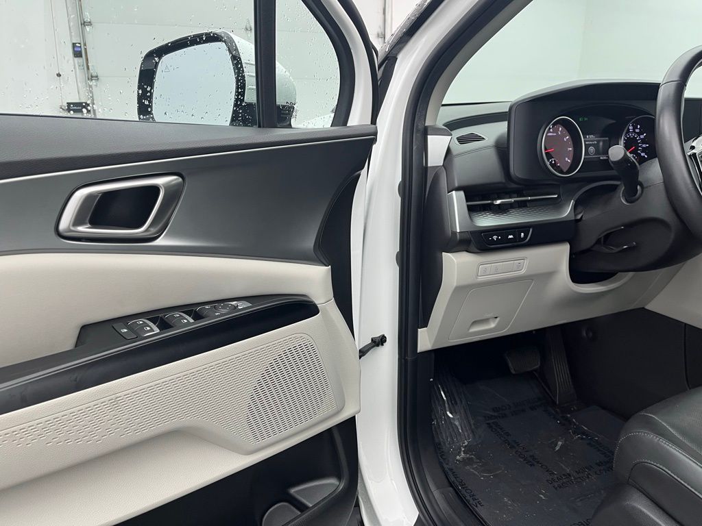 2024 Kia Carnival LX photo 24